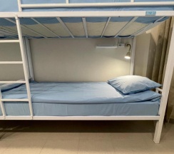 Кровать в 8-местном общем номере в Люкс-сон