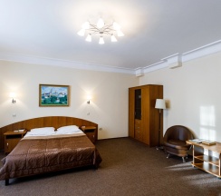 Двухместный полулюкс с видом на город двуспальная кровать в Старая гостиница Лавры