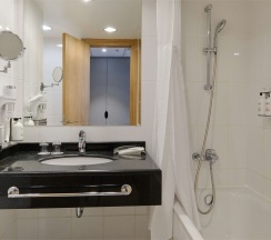 Стандартный номер с двумя односпальными кроватями и софой в Холидей Инн Москва Сокольники