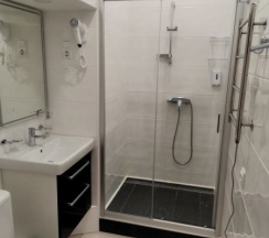 Кровать в женском двухместном смежном номере (+WC) в Танский