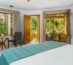 Номер с видом на сад в Shangri-la Caribe Beach Village Resort