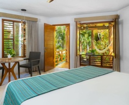 Двухместный номер с видом на сад двуспальная кровать в Shangri-la Caribe Beach Village Resort