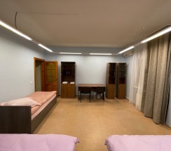 пятиместный номер с двумя двумя двухспальными кроватями и односпальной кроватью в Неделина