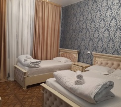 Семейный номер с 2 двуспальными и 1 односпальной кроватями в За рулем Юг
