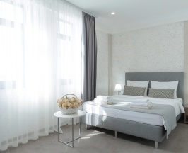 Двухместный полулюкс с балконом и с видом на море двуспальная кровать в Нарт