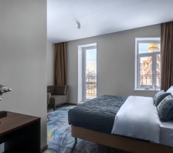 Deluxe с балконом и видом на город в V Hotel&Rooftop lounge