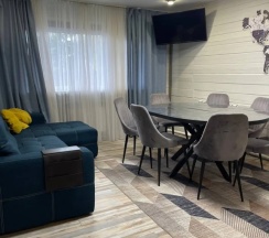 Коттедж с балконом и с красивым видом из окна в Гора U Дачи