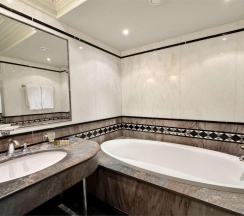 Улучшенный номер с видом на город в Taleon Imperial Hotel