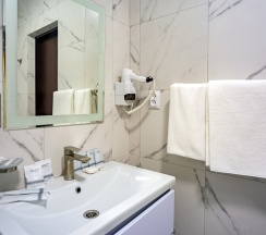 Двухместный номер Супериор с балконом или террасой c 1 комнатой двуспальная кровать в Green land