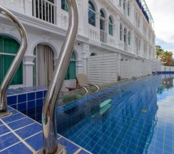 Двухместный номер Deluxe с частичным видом на море двуспальная кровать в Modern Living Hotel