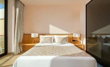 Двухместный номер Premium с красивым видом из окна двуспальная кровать в Voco Monaco Dubai