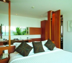 Двухместный люкс с видом на море двуспальная кровать в La Flora Resort Patong
