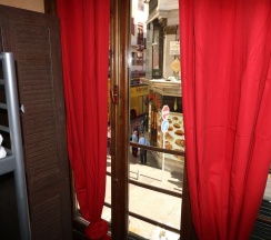 Кровать в общем номере с видом на город в I Love Madrid Hostel