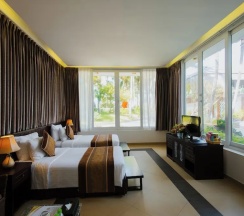 Двухместный номер Deluxe с балконом и с видом на сад двуспальная кровать в Villa Del Sol Beach resort & Spa