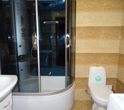 Комната улучшенная с 1 двуспальной кроватью и диваном в На Нагорной