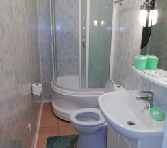 Семейный коттедж с балконом и с красивым видом из окна в Шишма