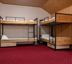 Кровать в общем номере с красивым видом из окна в Almaty BackPackers