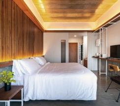 Двухместный номер Superior с балконом двуспальная кровать в Laekhon Nonbai Hotel