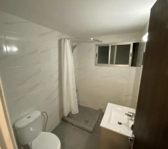 Кровать в общем номере (мужской номер) в White Hostel