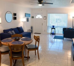Коттедж с 2 комнатами в Private designer 8 room art getaway 2 Br-2Ba Full Kitchen Barbecue Patio 2min to beach