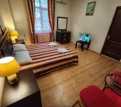 №5 2 односпальные кровати(сдвижные) с видом на внутренний дворик в Elit house