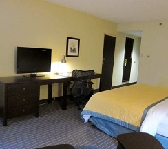 Четырёхместный номер Standard в Edward Hotel North York