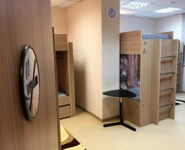 Кровать в общем номере с балконом в Хороший