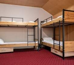 Кровать в общем номере с красивым видом из окна в Almaty BackPackers