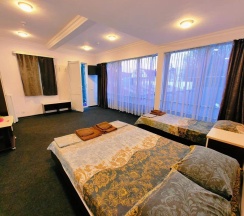 Номер комфорт улучшенный с 1 односпальной и 1 двуспальной кроватью в Гравитация