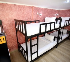 Кровать в общем номере с балконом и с красивым видом из окна в Thai Cat Hostel BB Bangkok