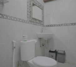 Кровать в общем номере с красивым видом из окна в Jero di Bisma Hostel