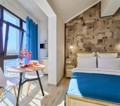 Студия Панорамная улучшенная с балконом, мини кухней и видом на город и море в Амбассадор