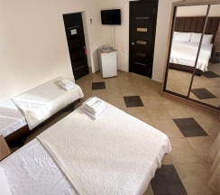 Трехместный номер с отдельным выходом во двор в Guest house city center