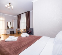 Стандарт 5-местный с двуспальной и односпальной кроватями и балконом в Джульетта