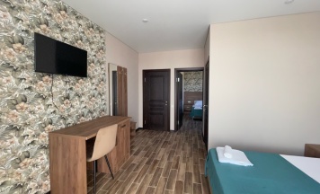 Пятиместный люкс с балконом и с красивым видом из окна в Атлас