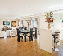 Вилла с балконом в Tropicana Pool Villa