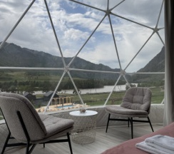 Сферы с видом на Катунь и горы в Cloud Park Altay
