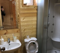 Коттедж с балконом и с красивым видом из окна в Events place