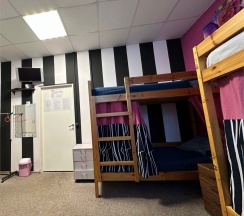 Кровать в общем 6-местном номере для женщин в В Питере жить