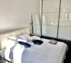 Двухместные апартаменты с 2 комнатами с балконом и с красивым видом из окна двуспальная кровать в Апартаменты InterLoft 6 Old Town Free Parking Wi-Fi 100/50 Smart TV