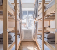 Кровать в 4-местном мужском номере (общие удобства) в Hot Place Guest House