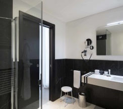 Двухместный номер Deluxe двуспальная кровать в J Hotel