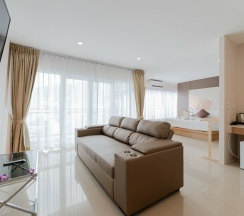 Люкс с балконом в La Vista Patong Hotel