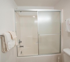 Апартаменты с 4 комнатами в Quiet River *30 Day Minimum 4 Bedroom Townhouse by RedAwning
