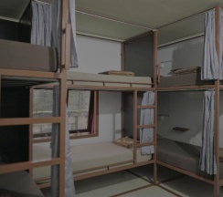 Кровать в общем номере с красивым видом из окна в Jero di Bisma Hostel