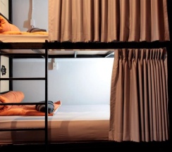 Кровать в общем номере в Picnic Hotel Bangkok