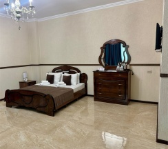 1 этаж I Стандарт четырехместный с двуспальной кроватью и диваном в Марис