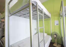 Кровать в общем номере в OYO 1054 Phuket Backpacker Hostel