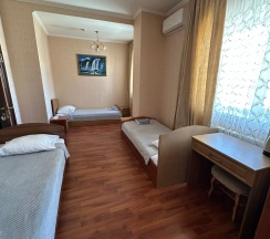 Стандартный трехместный номер в Николаевский