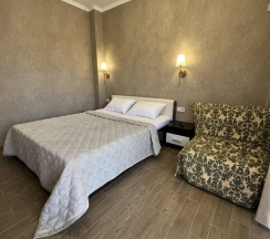 Трёхместный номер Standard с балконом и с видом на город в Morskoy priboy